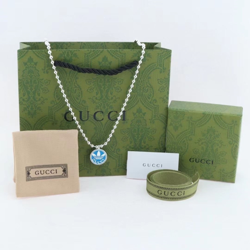 G*u*i necklaces